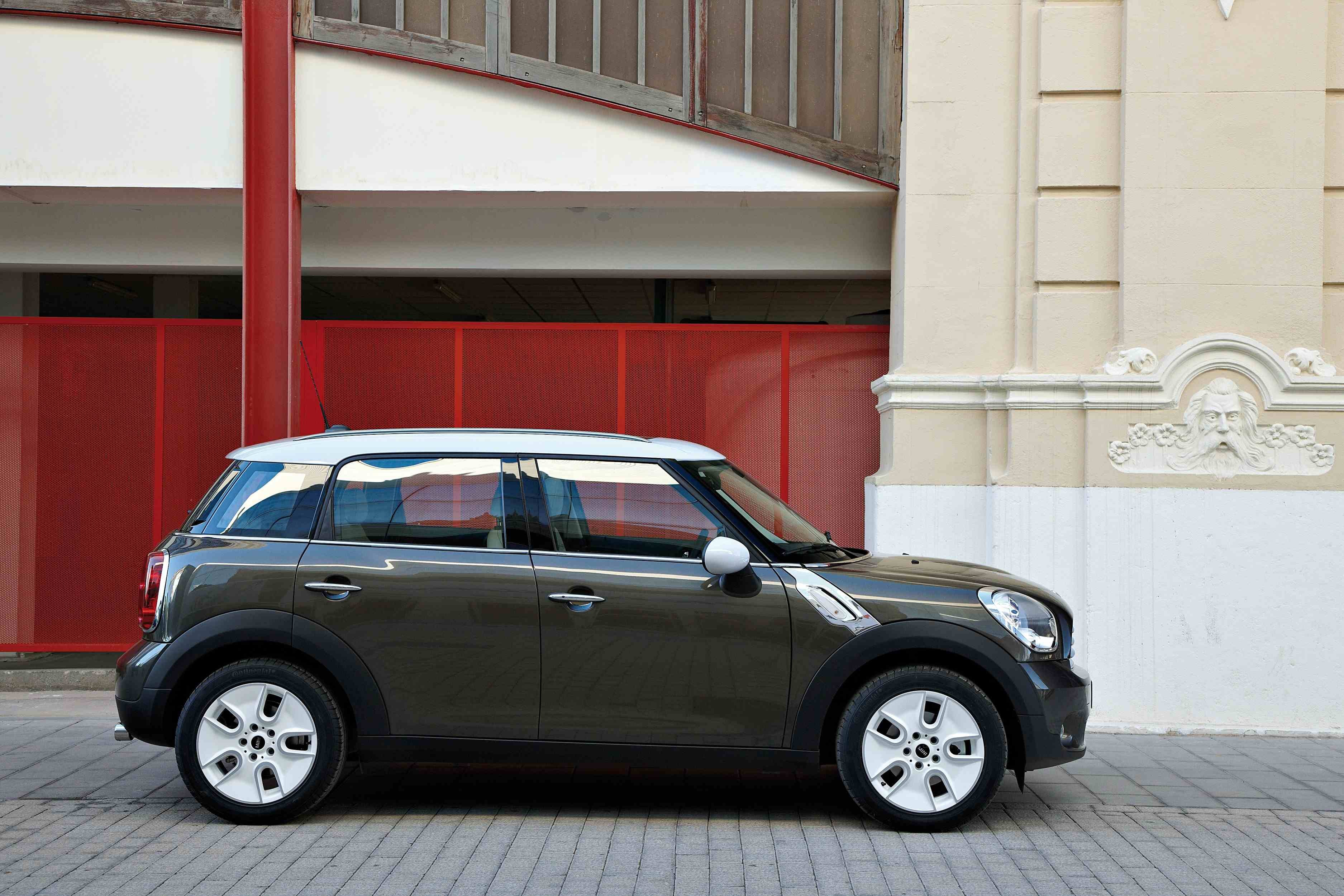 MINI Countryman estacionado na rua, 2010.